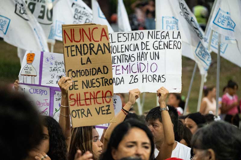 La marcha reunió a familiares de víctimas de violencia de género y a organizaciones feministas que luchan por los derechos de las mujeres. A pesar de la importancia de la fecha, en los últimos años la convocatoria ha disminuido, lo que genera preguntas sobre el compromiso social con esta lucha. 