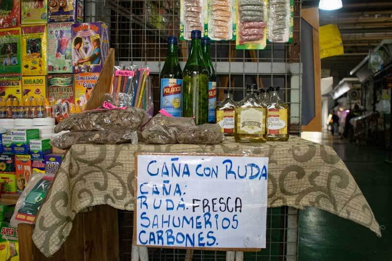 La ruda, con sus atributos curativos y mágicos, se fusiona en la creencia de que este brebaje protege el cuerpo y el espíritu. En los puestos del mercado de frutos frescos comentaron que cada vez se vende más esta bebida, cuya nueva tendencia en el ritual es encender sahumerios para limpiar la casa.