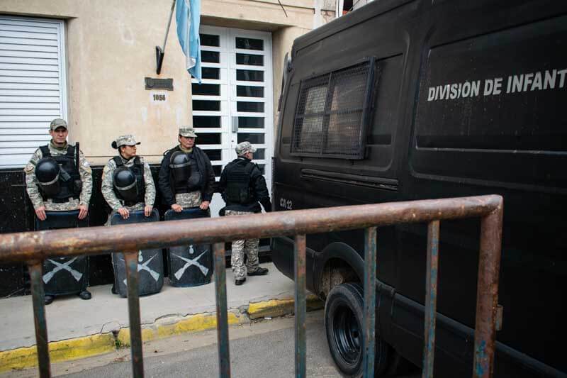 Hoy nuevamente se presenció una fuerte custodia en las afueras del tribunal y a la salida del imputado del edificio, impidiendo principalmente el acercamiento de la prensa. 