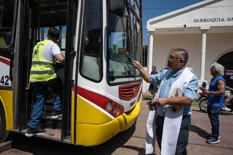 El operativo comenzó a las 7 de la mañana y se extenderá hasta el domingo. Movimientos religiosos y comunidades locales también estarán presentes con puestos de apoyo a lo largo de la ruta, ofreciendo comida y descanso. 