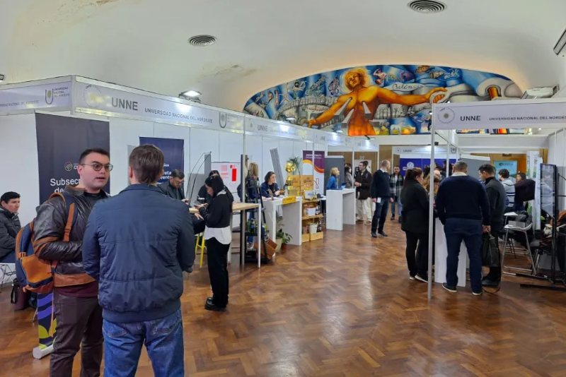 Esta feria de trabajo tuvo su primera edición en 2024 en el campus de Resistencia, oportunidad en que los estands de 18 empresas de la región recibieron la visita de aproximadamente 3.000 jóvenes. En esta edición esperan superar estas cifras, ya que se duplicará el número de empresas participantes, que otorgan estas prácticas y establecen conexiones con futuros profesionales. 