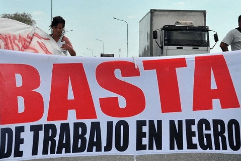 Sueldos más bajos y sin beneficios}