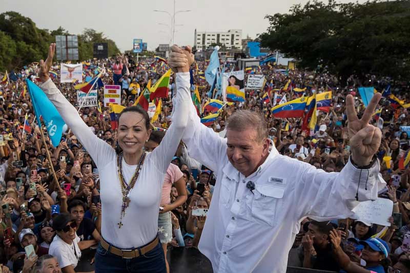 María Corina Machado afirmó este domingo que Urrutia tuvo que abandonar Venezuela por una “brutal ola de represión” desatada por el chavismo tras las elecciones. A pesar de que su compañero de fórmula se encuentra en Madrid en este momento, aseguró que el 10 de enero de 2025 “será juramentado como presidente constitucional de Venezuela y comandante en jefe de las Fuerzas Armadas”.