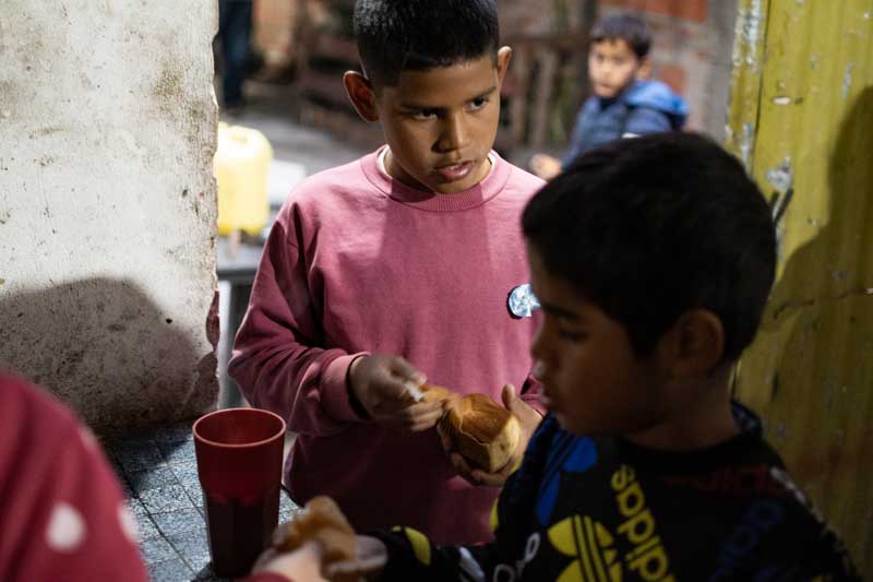 A través de un spot central protagonizado por una madre con su hijo, la campaña de Unicef busca reflejar esta situación que atraviesan las familias después de haberse endeudado y dejado de comprar alimentos debido a la abrupta caída del poder adquisitivo. Asimismo, el estudio refiere que los adultos que no pueden dar una alimentación completa a sus hijos, también deben saltar una comida, para priorizar la de los chicos.