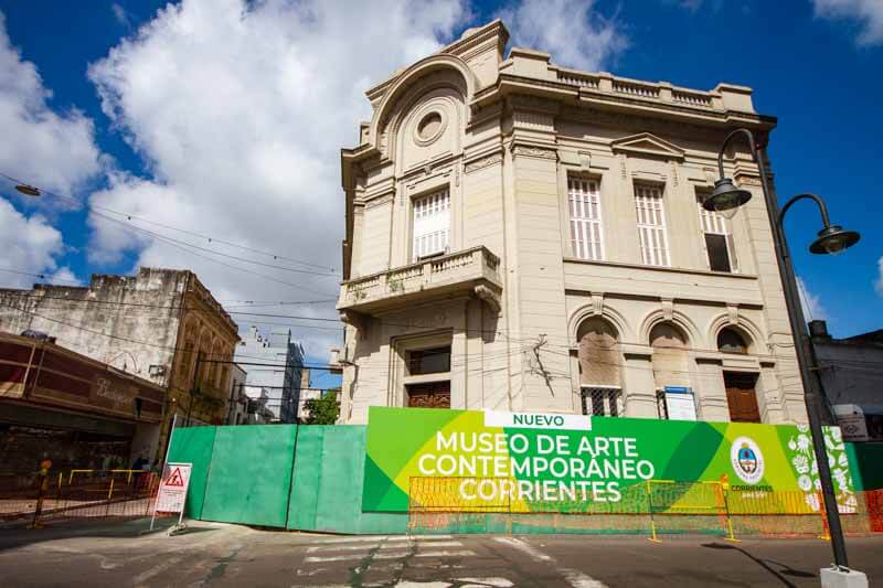 El futuro espacio cultural tiene un presupuesto de $3.024.990.160, fue aprobado el 6 de diciembre de 2019 y tendrá una base artística constituida por la obra donada por el reconocido artista correntino Luis Niveiro.