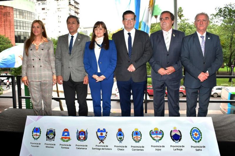 Ratificaron el pedido de prórroga de la vigencia del decreto 38/2025, que establece una reducción de las alícuotas de exportación a productos agropecuarios, como girasol, maíz y sorgo, entre otros. Asimismo, mencionaron la situación entre Israel e Irán, con un pronunciamiento a favor del diálogo y el cese al fuego, y acordaron formar una mesa de inteligencia para hacer un abordaje regional de delitos complejos.
