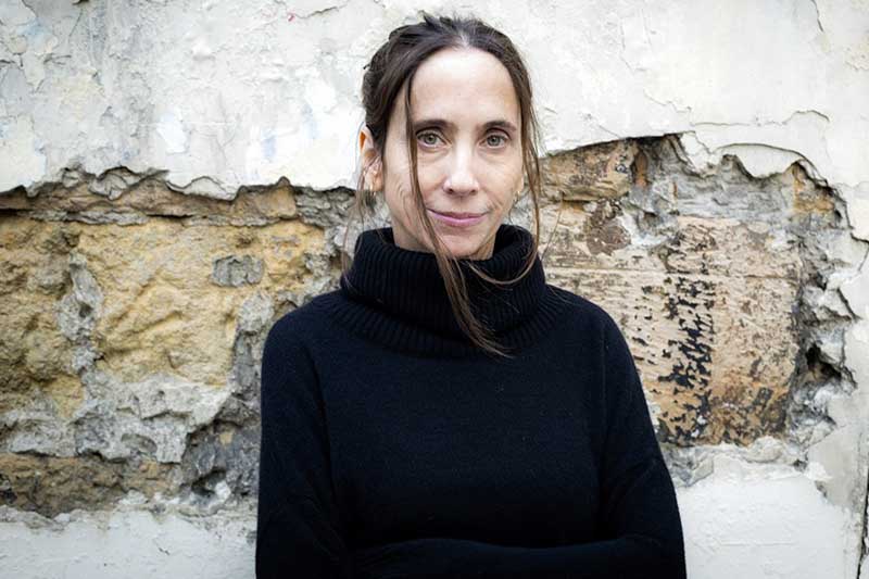 Integrante de la Agencia Magnum, Alessandra Sanguinetti desarrolla un trabajo que combina documental y narrativa visual. Su proyecto “Las aventuras de Guille y Belinda” sigue durante décadas la vida de dos primas en la pampa bonaerense.