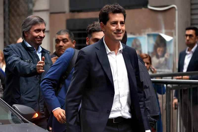 Por el lado de los que siguen sin definiciones están el frente Política Obrera; Wado de Pedro, Juan Manzur, Massa, Kicillof, Juan Grabois y Claudio Lozano -aunque todavía son posibles y no arribaron a conclusiones-; el peronismo no kirchnerista anotó Hacemos por Nuestro País, encabezada por el gobernador de Córdoba, Juan Schiaretti, pero sin más datos. 