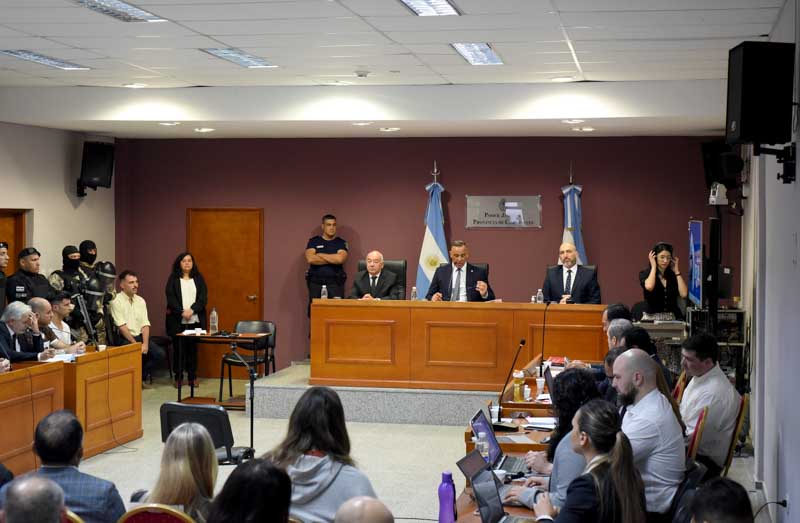 Los acusados enfrentan cargos por estafar a 98 ahorristas locales por más de 500 mil dólares. El tribunal escuchó los alegatos iniciales del fiscal Guillermo Barry y del abogado de las víctimas, Pablo Fleitas. Afirmaron que la estafa afectó a 330 personas. 