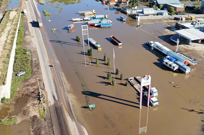 La ciudad, que alberga a uno de los principales puertos del país, sufrió uno de los más grandes eventos climáticos de su historia, que causó la inundación de calles y viviendas. Las lluvias comenzaron el viernes por la madrugada y concluyeron durante la tarde, pero durante ese tiempo cayeron 400 milímetros de agua, que corresponden -prácticamente- a lo que llueve en un año en la zona.