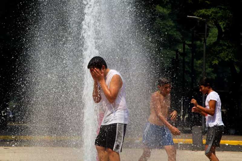 Ante el intenso calor, que afecta también a otras ciudades del país como Reconquista, las autoridades recomiendan extremar cuidados para evitar golpes de calor y deshidratación. Se aconseja evitar la exposición al sol en las horas críticas, hidratarse constantemente y reducir actividades físicas al aire libre. Según el pronóstico, las temperaturas seguirán elevadas con posibles tormentas aisladas en la tarde y una noche sofocante, con 31°C y alta humedad.