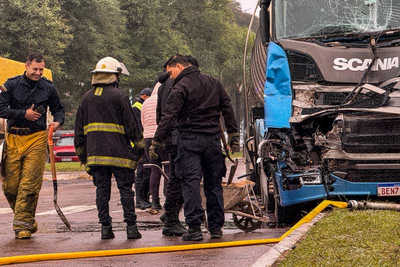 El incidente no causó víctimas fatales, pero desató un gran despliegue de bomberos y fuerzas de seguridad, debido al riesgo de derrame del combustible. La zona fue completamente cercada y el tránsito quedó colapsado durante varias horas. Además, otros dos camiones quedaron involucrados de manera indirecta en la colisión múltiple. El frente del camión cisterna quedó destruido, pero la rápida intervención permitió contener la situación y evitar mayores consecuencias.
