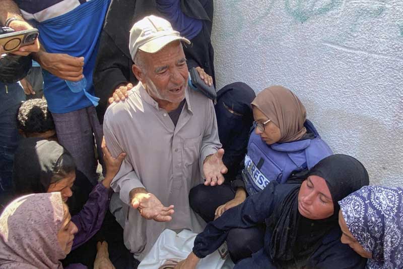 La ofensiva agravó una situación ya crítica en el centro médico que lleva 22 meses operando con escasez de insumos y personal. El Comité para la Protección de los Periodistas contabiliza 192 trabajadores de prensa muertos en Gaza en este conflicto. Israel reconoció la operación, aseguró que no apunta contra reporteros y anunció una investigación, mientras organismos internacionales denuncian reiterados ataques a hospitales y la ONU advierte que más de 62.000 palestinos han fallecido desde octubre de 2022, casi la mitad corresponde a mujeres y niños.
