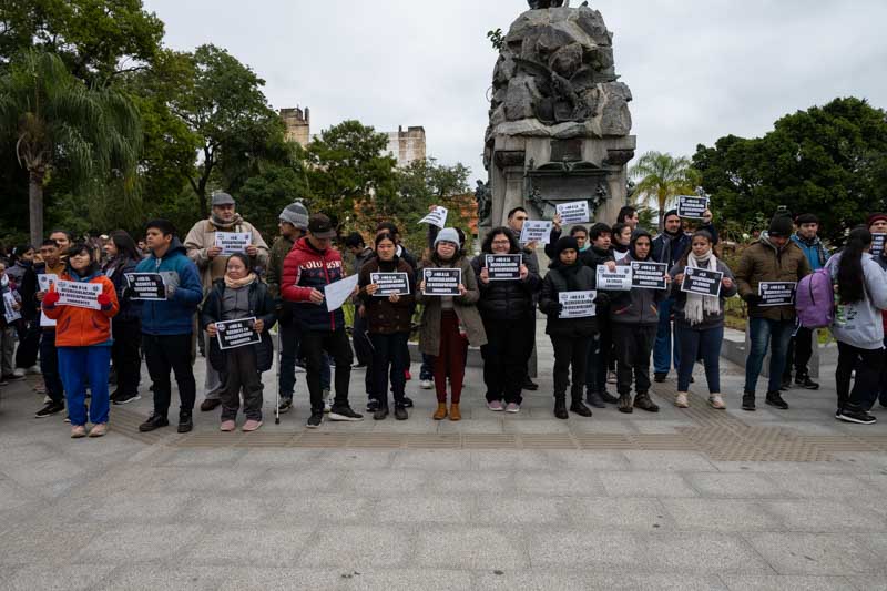 La medida implicaría la pérdida de derechos adquiridos, afectando el acceso a servicios y la libre elección de prestadores. La manifestación busca visibilizar el reclamo y entregar un petitorio al gobernador, solicitando que sus legisladores eviten la promulgación de esta ley, asegurando la continuidad de un sistema justo y accesible para todos.