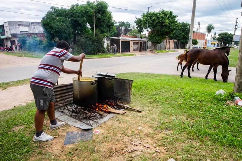 Originario de la época colonial, ha trascendido generaciones, consolidándose como una tradición compartida en las fechas patrias, como el 25 de mayo y el 9 de julio.