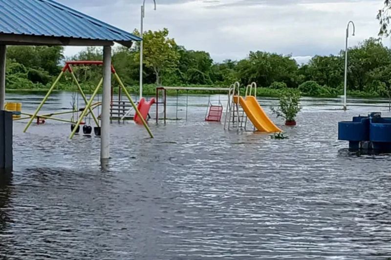 En la localidad de Santa Lucía se mantienen en alerta por un posible avance del agua, ya que el río homónimo aumentó su caudal y continúa generando serias complicaciones en el interior de Corrientes. Ante este panorama las autoridades provinciales recomendaron alistar el albergue municipal para recibir posibles evacuados, aunque desde la Comuna relativizaron la probabilidad de inundación.