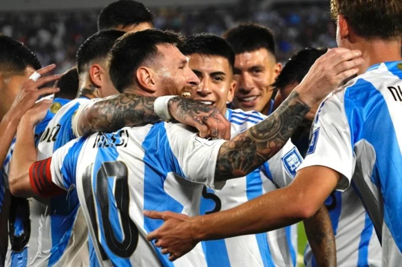 Ante un rival extático, a los 38’ el amo del fútbol argentino, encarando por el medio marcó de derecha y en velocidad, dejando desairados a los inmóviles bolivianos. El sexto también fue otra de sus obras y llegó a los 40’, tras una combinación con el ingresado debutante Nicolás Paz, con una resolución similar a la anterior, pero con la izquierda. La Albiceleste tiene 22 unidades, y solo necesitaría entre uno y cuatro puntos más para acceder al Mundial.