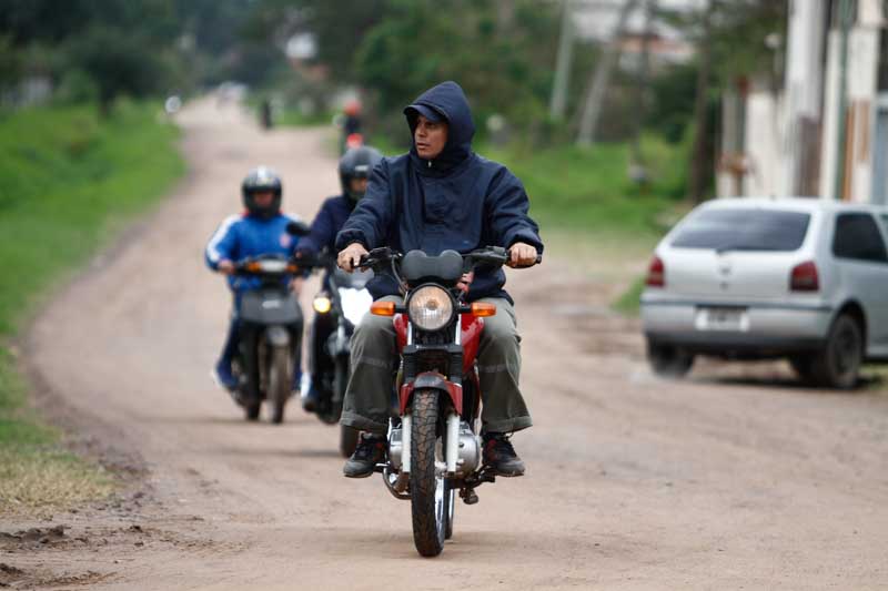 La llegada del cambio climático impulsa a la ciudad a prepararse para enfrentarlo. Los abrigos, bufandas y guantes se convierten en compañeros indispensables para quienes deben salir a la calle. 