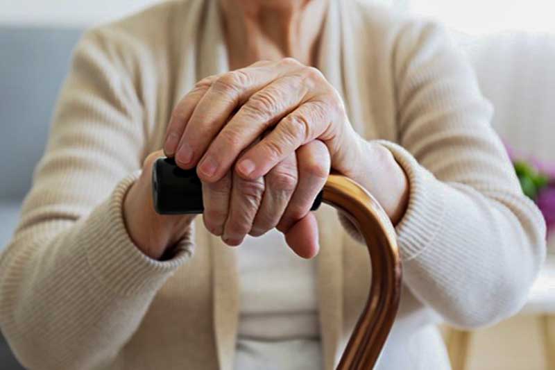 En paralelo, el Índice de Precios de Medicamentos (IPM) registró en octubre una suba promedio de 1,7% en una canasta de fármacos de uso frecuente. Los incrementos más altos se observaron en psicofármacos (2,4%), antibióticos y antisépticos (2,2%), vitaminas (1,9%) y antihistamínicos y cardiovasculares (1,8%). Según la Defensoría del Pueblo, el objetivo de estos indicadores es aportar evidencia pública y datos rigurosos para mejorar la transparencia y el debate sobre políticas destinadas a garantizar condiciones de vida dignas para las personas mayores.