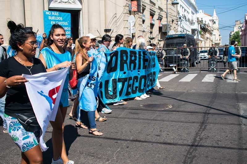 Con este panorama la situación continuará durante una semana más, y pese a que se viene gestando un estallido desde mucho antes de que asumiera Javier Milei, la discusión (como de costumbre) seguirá hasta que se llegue a un acuerdo que convenza momentáneamente a los implicados, y se reiniciará cuando caiga de nuevo el poder adquisitivo.