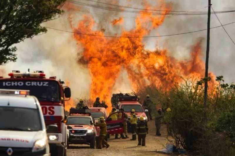 El fuego se originó a raíz de una fogata descontrolada, y el Gobierno de Córdoba anunció la detención de un individuo en relación al incendio a través de su cuenta oficial de X, antes Twitter, este hecho plantea cuestiones sobre la responsabilidad y las consecuencias de las acciones humanas en relación con el medio ambiente. 