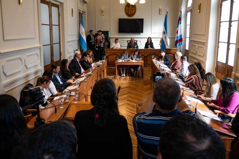 Los ediles oficialistas, que dominan las tres comisiones que intervinieron en el dictamen, de las comisiones de Obras y Servicios Públicos, de Hacienda, Impuesto, Tasa y Presupuesto y de Legislación de Asuntos Constitucionales y Juicio Político, emitieron el martes último su favoritismo en una misma jornada, sin cuestionar los puntos más controvertidos que surgieron en la audiencia pública realizada el miércoles pasado. 