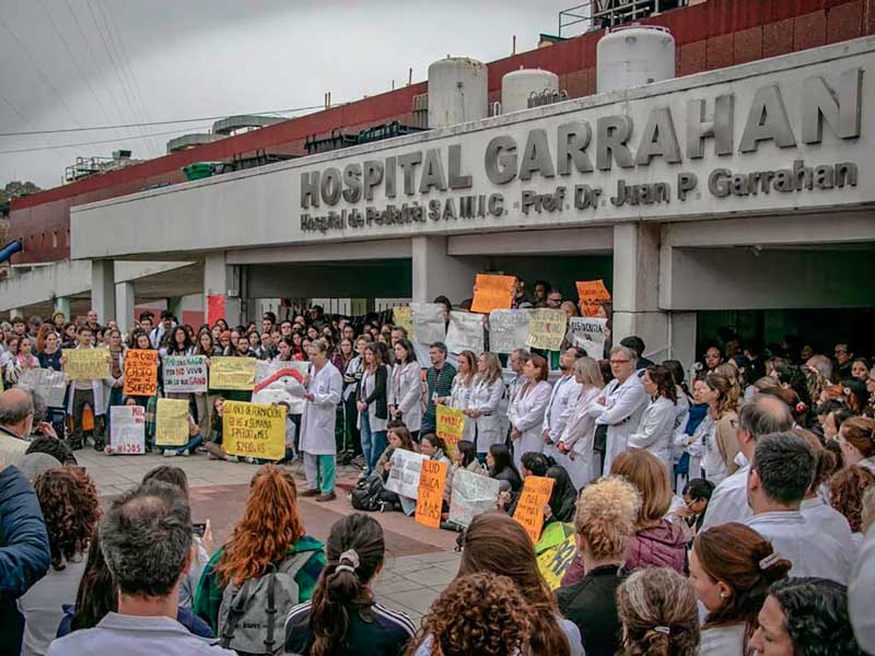 protesta-manifestación-jubilados-medicos-cientifiicos