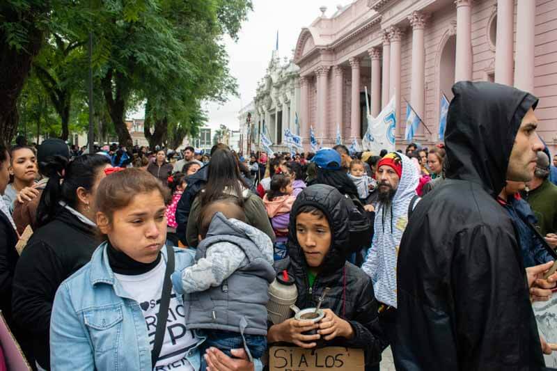 A pesar del frío y de la ausencia del transporte público, la movilización logró una alta concurrencia, constituyendo una multitud que se sumó a la protesta en defensa de los derechos ciudadanos.