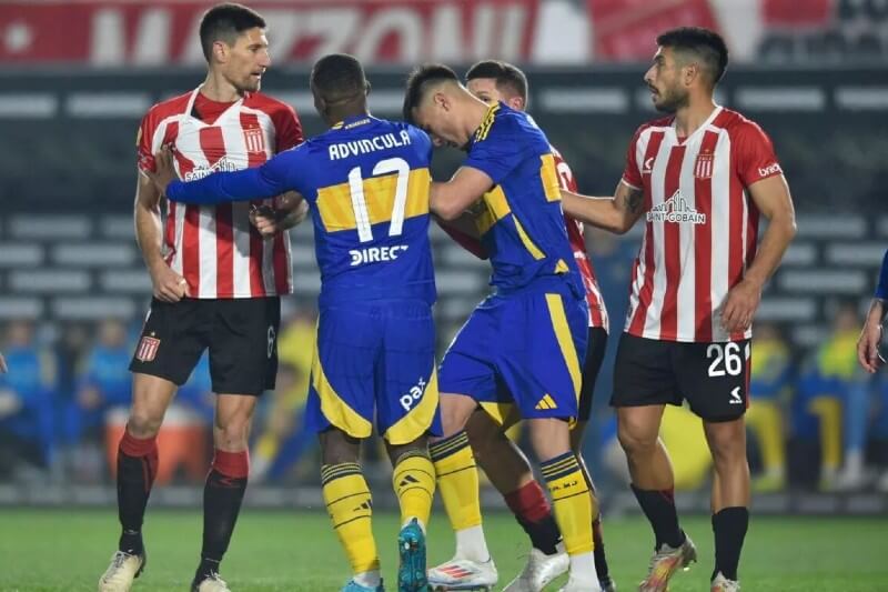 Sobre el final del partido Estudiantes podría haber obtenido los 3 puntos, pero el VAR anuló una jugada de gol de Luciano Giménez (E), ya que se encontraba en posición adelantada el defensor Federico Fernández (E), provocando las quejas de la parcialidad pincha.