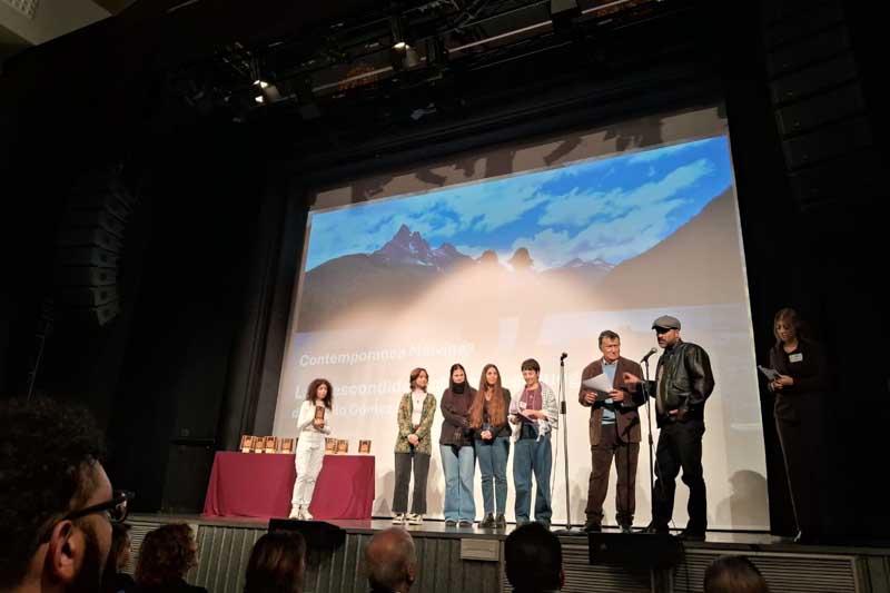 El Festival de Trieste es uno de los eventos más relevantes del cine latinoamericano en Europa, lo que otorga gran peso al mensaje de soberanía nacional que el film representa. La obra retrata la lucha de ciudadanos argentinos que marchan en la cordillera patagónica para reclamar el acceso a su territorio, exponiendo la tensión por el control de las tierras.