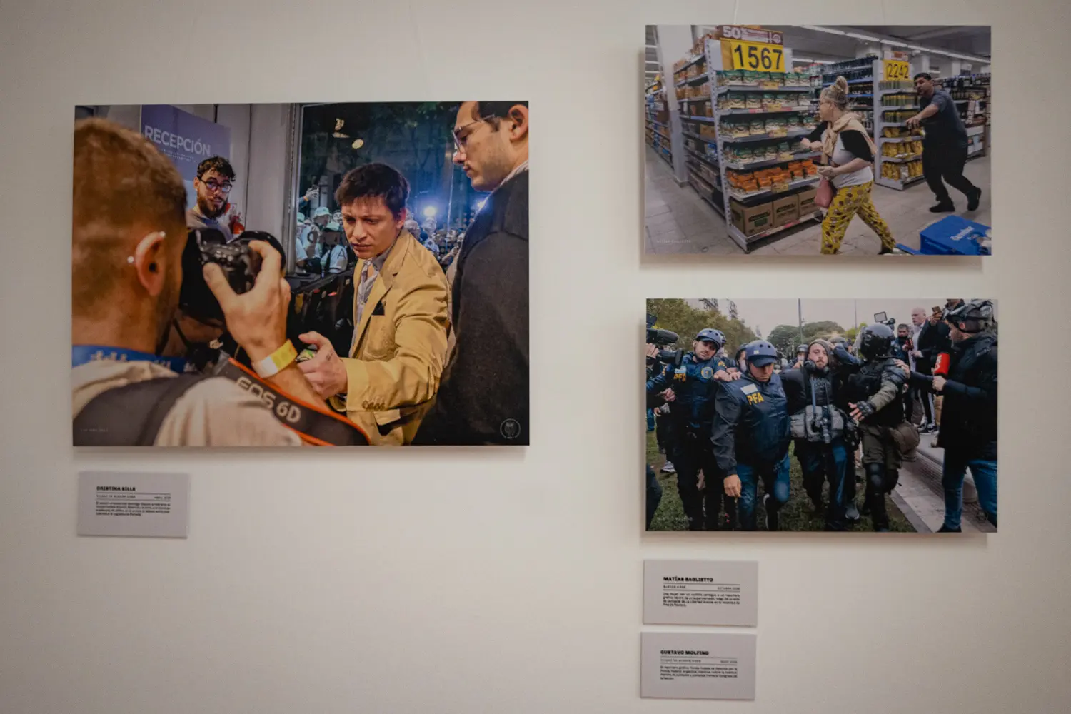 Los epígrafes acompañan las fotografías y aportan información sobre aquello que el encuadre no siempre puede contar por sí solo. El dato periodístico y la imagen se encuentran para transformar un instante en un documento.