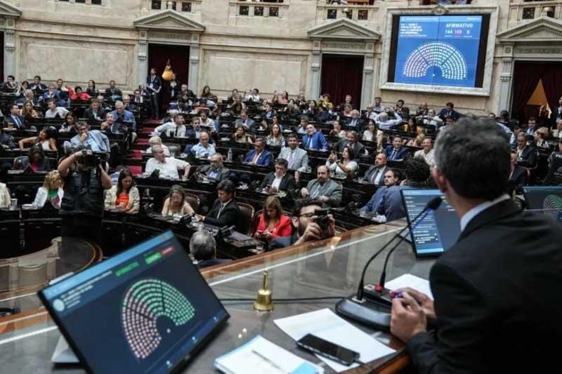 La coparticipación del impuesto PAIS, valuado en aproximadamente 2 mil millones de pesos, genera disputas entre el Gobierno y las provincias. Las facultades delegadas, privatizaciones y el manejo del FGS también generan desacuerdos. 
