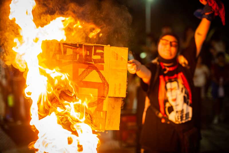 La respuesta del Gobierno ante la protesta quedó marcada por un actitud desdeñosa  comparando la manifestación con las marchas universitarias. 