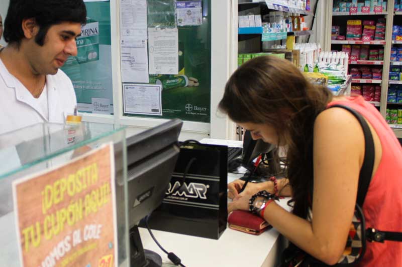 La COFA destaca la importancia del papel del farmacéutico en el control sanitario de medicamentos y advierte sobre riesgos para la salud pública. El DNU también elimina regulaciones sobre la dispensación de medicamentos de venta libre y su venta fuera de farmacias, generando preocupación en el sector.