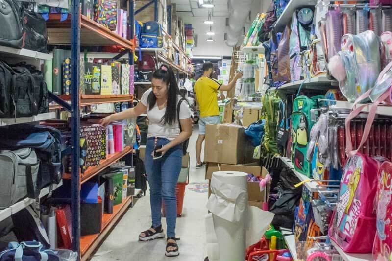 Otros artículos esenciales también sufrieron fuertes subas: la plasticola alcanzó los $1.300 (43% de aumento), los lápices de color básicos llegaron a $4.500 (26%) y una cartuchera simple cuesta alrededor de $7.000 (12%). A pesar de la búsqueda de opciones económicas, los costos siguen en alza, lo que pone en jaque el acceso a los materiales escolares para muchas familias.