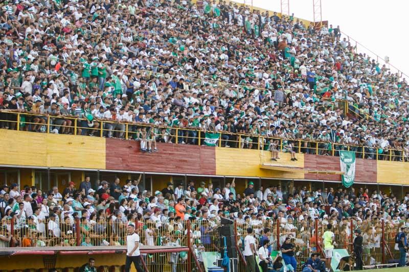 El estadio estaba repleto de hinchas algodoneros, ocupando todos los lugares habilitados por el Coprocede. Además, una gran cantidad de seguidores de San Lorenzo también estuvo presente en esta gran fiesta futbolera.