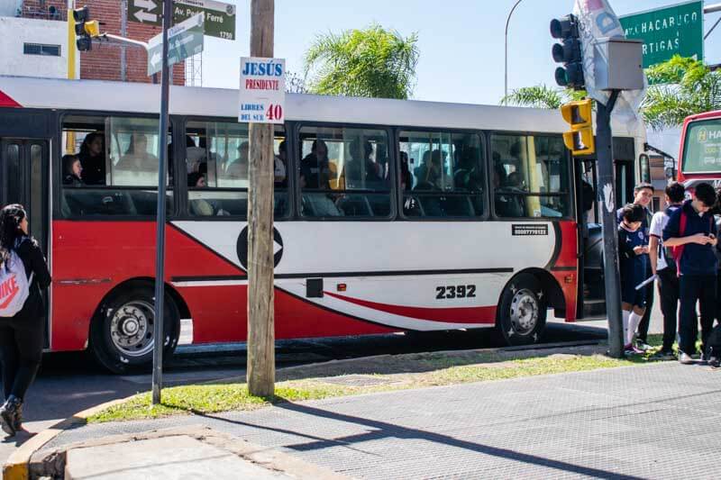 El hacinamiento de los pasajeros sigue siendo una realidad, debido a la insuficiente cantidad de unidades del transporte público en una ciudad en crecimiento. 