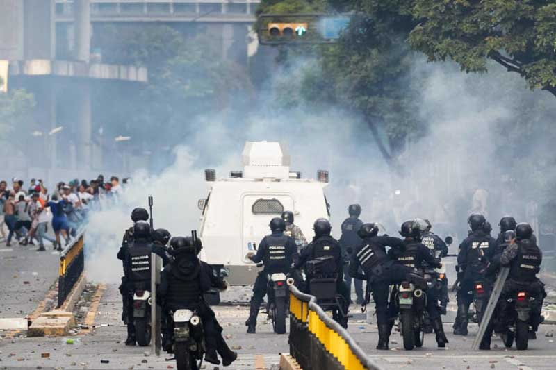 Luego del proclamado triunfo de Nicolás Maduro en las elecciones presidenciales, no reconocido por la oposición mayoritaria, el riesgo de una nueva crisis se acrecienta en el país latinoamericano. Ayer desde la mañana se llevaron a cabo manifestaciones, cacerolazos y marchas en distintos puntos del país, y en muchos de ellos la violencia se desató entre manifestantes y la policía. Durante esos episodios hubo heridos, en un número que podría superar los 44.