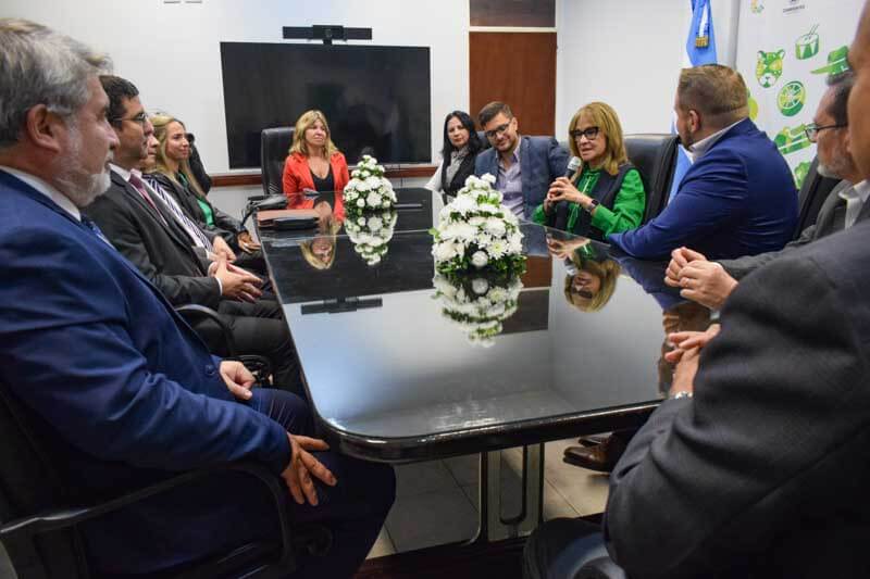 La certificación oficial del Ministerio de Educación garantiza el reconocimiento nacional del curso, validando la formación de los futuros egresados. La colaboración entre el sector educativo y la empresa privada representa un enfoque innovador, al permitir el acceso a un entorno formativo adecuado y al contacto directo con la industria.