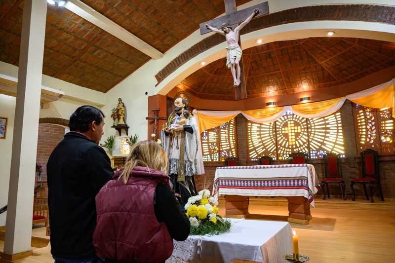 Dentro de la capilla, luego de hacer cola para ingresar, los fieles ofrecían su devoción personal al santo, orando y pidiendo ser bendecidos con su ayuda divina.