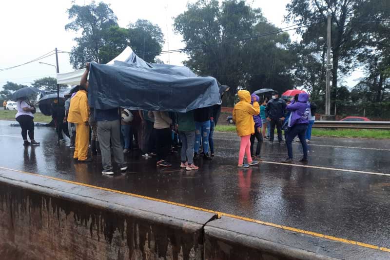 Los manifestantes del sector educativo, en conjunto con padres y tutores, también habían replicado su accionar en otros lugares de la provincia de la tierra colorada, como Eldorado, Puerto Libertad, San Pedro (segunda jornada en la ruta nacional 14) y Pozo Azul (primera vez en las rutas provinciales 20 y 17), e informaron que hoy volverán a cortar las arterias viales.