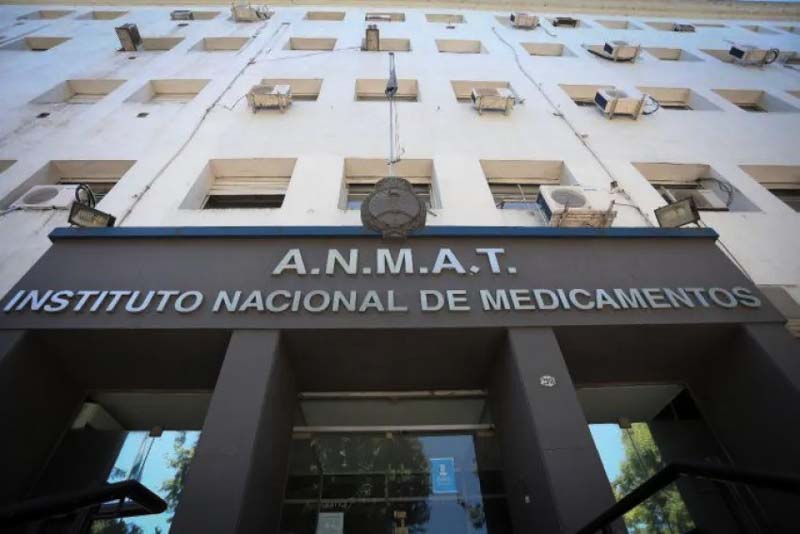 El precio estimado de cada dosis es de 37.514 pesos, con la posibilidad de descuentos a través de prepagas y obras sociales. La inmunización ya ha sido aprobada en varios países, incluyendo la Unión Europea, Reino Unido y Brasil.