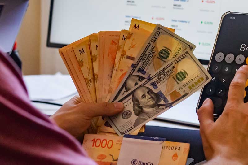 El dólar blue se vendió a $1.330, el MEP subió casi 2,5% hasta los $1.355,41 y el contado con liquidación (CCL) avanzó 3%, alcanzando los $1.358,89. En el segmento mayorista, el dólar se ubicó en $1.360.

En tanto, los contratos de dólar futuro volvieron a dispararse. Para agosto, el precio se elevó 4,3% y alcanzó los $1.406. El mercado proyecta que para fin de año la cotización llegue a los $1.525, lo que implica un aumento adicional del 1,7%.