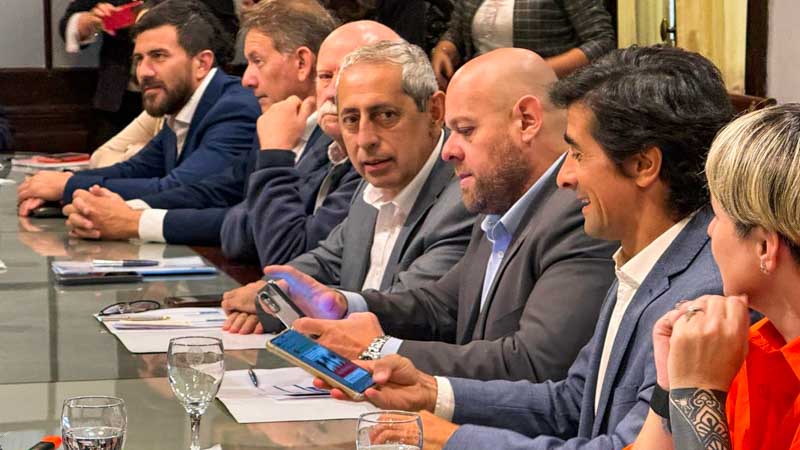 En una extensa reunión de tres horas, en el salón de acuerdos Ricardo Alfonsín, del Poder Legislativo, el ministro de Hacienda y Finanzas de Corrientes, Marcelo Rivas Piasentini, junto al subsecretario Héctor Grachot y asesores técnicos, expuso los principales lineamientos a los legisladores, quienes estaban encabezados por el presidente de la Cámara de Diputados, Pedro Cassani.
