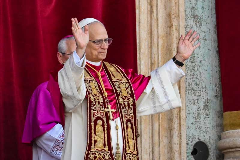 Vestido con la capa roja tradicional del papado, un símbolo que su antecesor evitó, León XIV recordó sus raíces agustinas y se definió como “cristiano y obispo, para que todos podamos caminar juntos”. Su perfil pastoral y su cercanía con las comunidades de base reflejan una continuidad con el estilo de Francisco, aunque con una identidad propia.