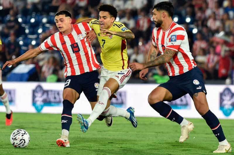 En el primer partido Colombia derrotó como visitante a Paraguay 1 a 0. El único tanto convertido en Asunción fue de Rafael Santos Borré, de penal, a los 11' de la primera etapa, con lo que el equipo dirigido por el argentino Néstor Lorenzo está entre los que clasifican al próximo mundial. Paraguay suma tan sólo cinco unidades y jugaría el repechaje.