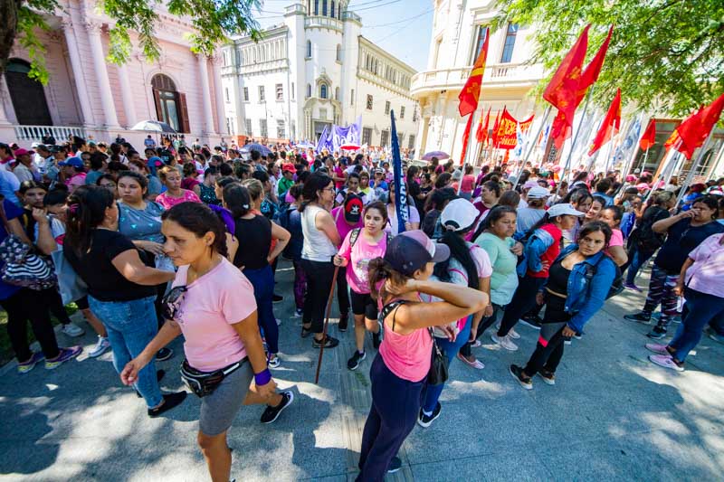 Partiendo desde la plaza Cabral hasta la 25 de Mayo, frente a la casa de gobierno, la jornada se caracterizó no solo por la reivindicación de los derechos de las mujeres, sino también por la solidaridad hacia las familias afectadas por la reciente tormenta, que causó pérdidas totales en numerosos hogares.