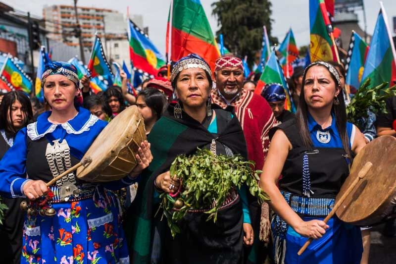 La medida, presentada a la ONU el 22 de octubre, subraya la importancia de garantizar el consentimiento libre, previo e informado de los pueblos indígenas en decisiones sobre sus tierras y recursos. También promueve la preservación y revitalización de sus lenguas, considerándolas esenciales para la identidad cultural de esos pueblos. La entidad internacional llama a los países miembros a implementar políticas que reconozcan y valoren la diversidad cultural de las comunidades ancestrales.