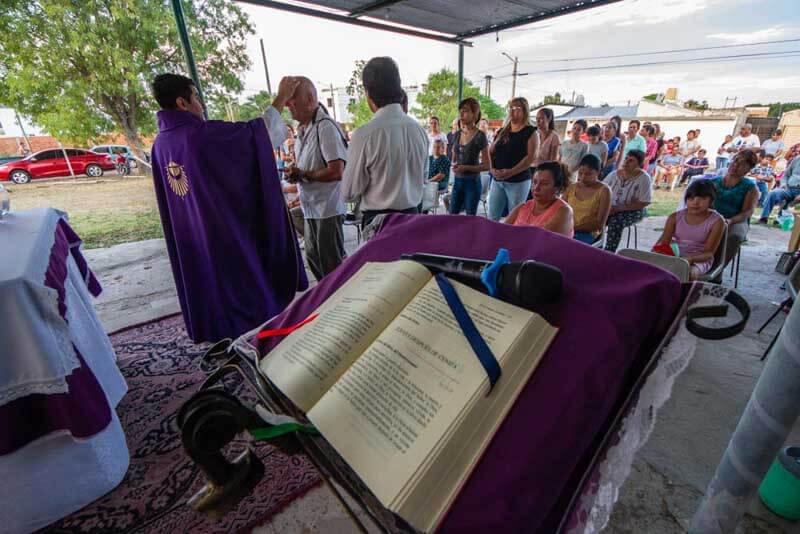 Esta tradición religiosa tiene su inspiración en los 40 días que Jesús pasó en el desierto de Judea, y se institucionalizó en la Iglesia hacia el final del siglo II.