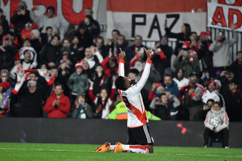 En el complemento, a los siete minutos, el oriundo de Tierralta rompió la paridad con un remate de media vuelta con la zurda, y tres minutos más tarde, nuevamente de penal, marcó su hattrick. A partir de allí hubo algunas chances desperdiciadas por el Millonario, y solo intenciones de batallar por parte de Tigre.